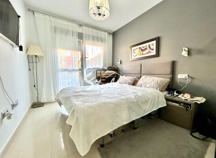 Se vende apartamento moderno de 2 dormitorios en comunidad cerrada Punta Prima, Costa Blanca, España. ID2220