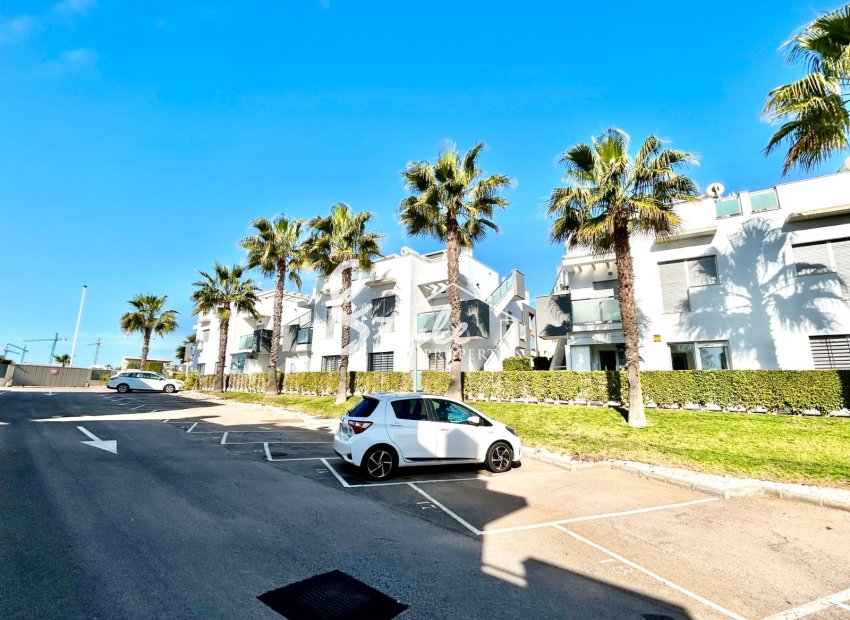Se vende apartamento moderno de 2 dormitorios en comunidad cerrada Punta Prima, Costa Blanca, España. ID2220