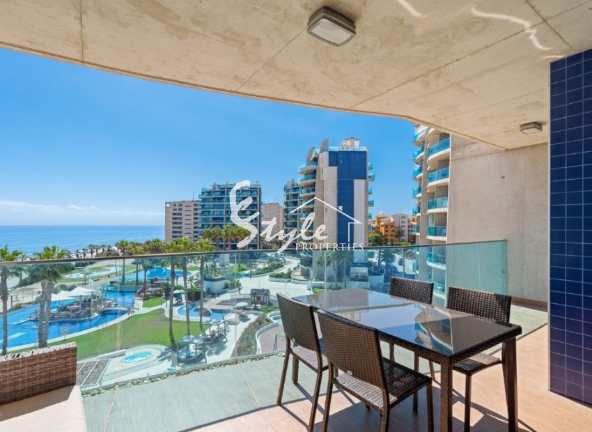 Se vende apartamento primera linea en Res. Sea Senses, Punta Prima. ID2672