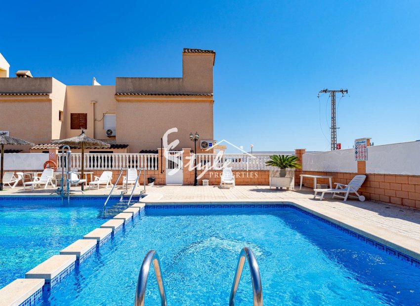 Se vende apartamento renovado cerca del mar en Punta Prima, Costa Blanca, España. ID2969