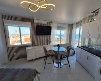 Se vende apartamento totalmente reformado con vistas panorámicas en Torrevieja, a pocos pasos del mar, Costa Blanca, España. ID2349