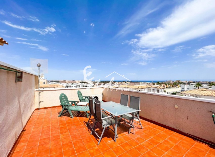Se vende ático con vistas al mar y jardín en La Cinuelica, Punta Prima, Costa Blanca. ID3336