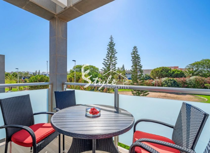 se vende bungalow alto moderno en Amay, Punta Prima, Orihuela Costa, Costa Blanca, Spain. ID2685