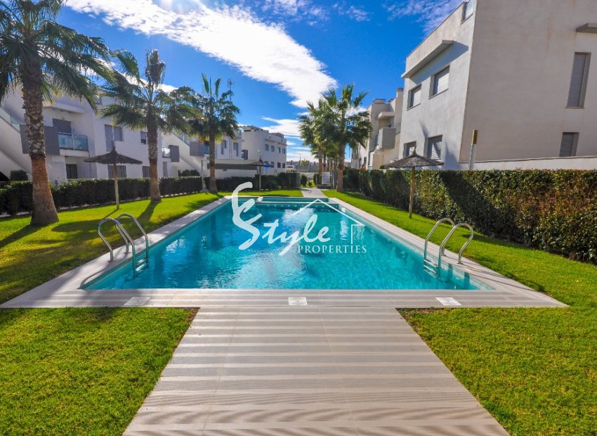 Se vende bungalow  con jardín privado en  Res. Amay, Punta Prima,  Costa Blanca . ID1211