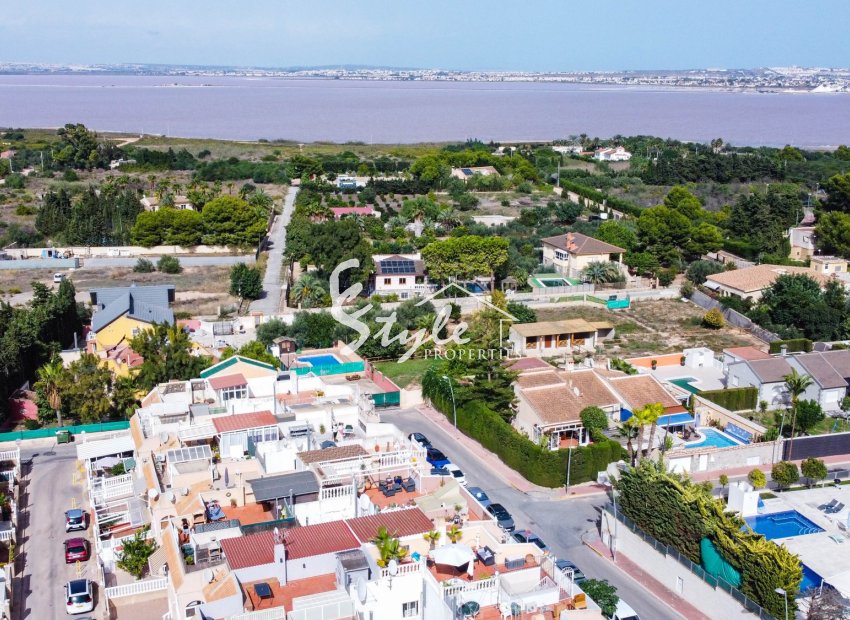 Se vende bungalow con vistas a la Laguna Rosa en Lago Sol, Los Balcones, Torrevieja. ID1466