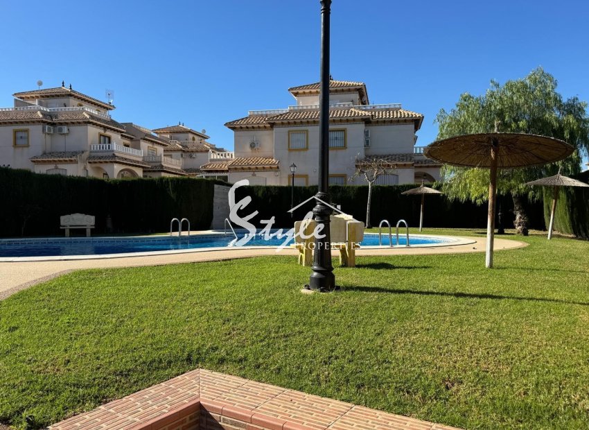 Se vende: casa adosada de 2 dormitorios en un residencial con piscina en Lomas de Cabo Roig, Los Dolses, Costa Blanca, España. ID2348