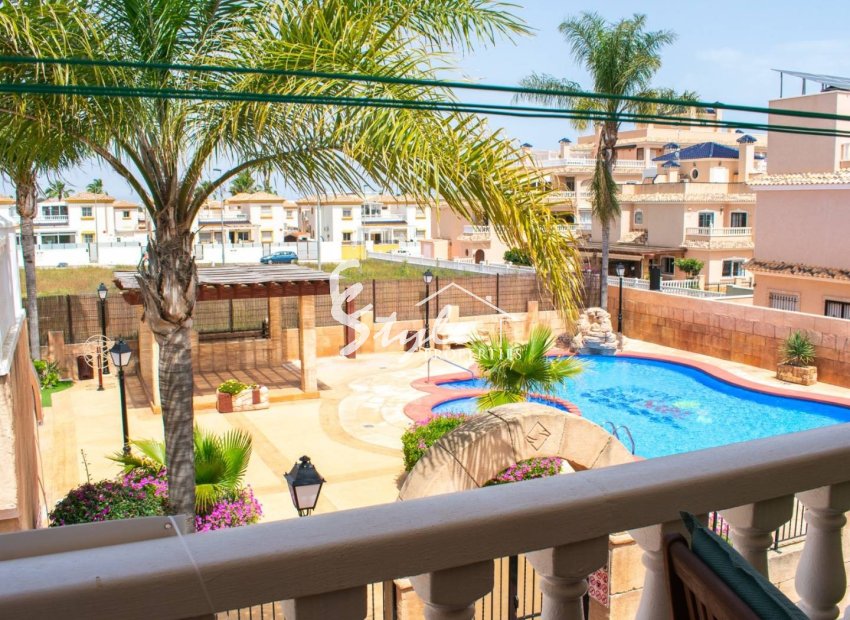 Se vende casa adosada de 2 dormitorios en una urbanización cerrada en Villamartín, Costa Blanca, España. ID2347