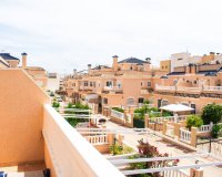 Se vende casa adosada de 2 dormitorios en una urbanización cerrada en Villamartín, Costa Blanca, España. ID2347