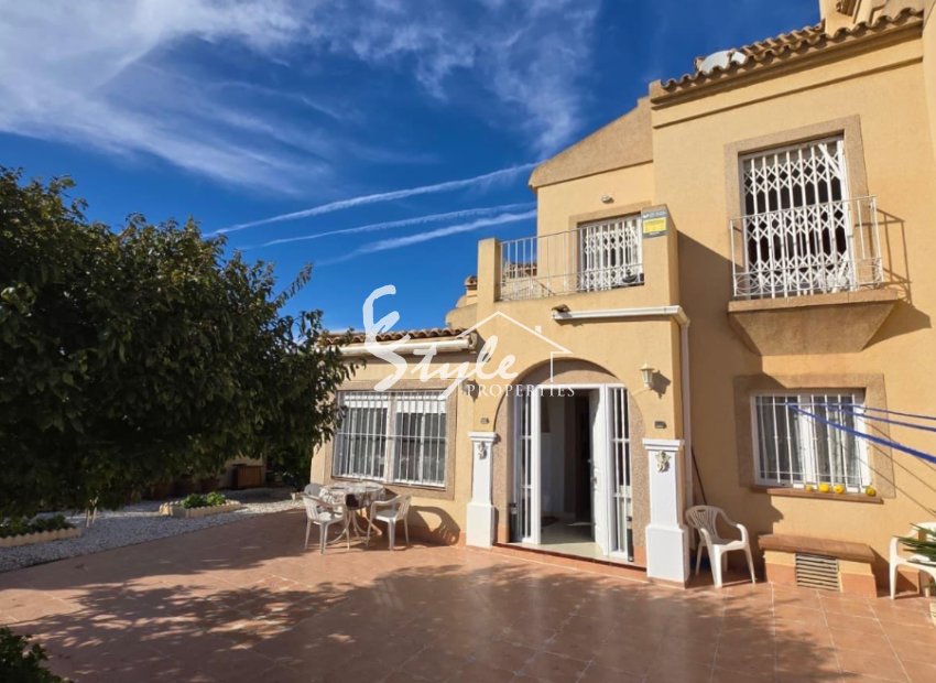 Se vende casa de 3 dormitorios y 2 baños con parcela en Aguas Nuevas, Torrevieja, Costa Blanca. ID1213