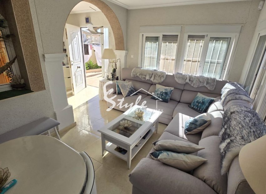 Se vende casa de 3 dormitorios y 2 baños con parcela en Aguas Nuevas, Torrevieja, Costa Blanca. ID1213