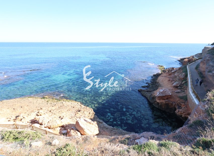 Se vende casa en primera línea con piscina en Cabo Roig, Costa Blanca, España. ID1281