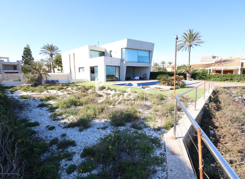 Se vende casa en primera línea con piscina en Cabo Roig, Costa Blanca, España. ID1281