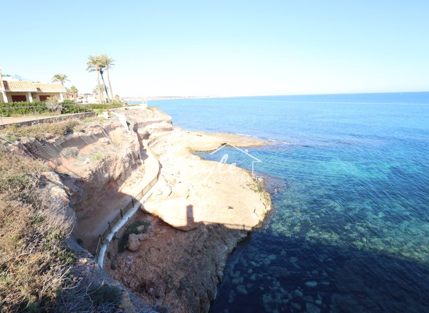 Se vende casa en primera línea con piscina en Cabo Roig, Costa Blanca, España. ID1281