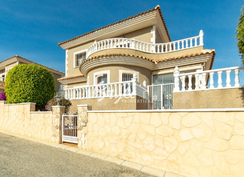 Se vende casa unifamiliar cerca de servicios en Los Altos, Torrevieja, Costa Blanca. ID3235