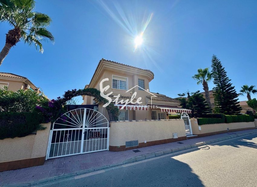 Se vende chalet independiente cerca del mar en  Punta Prima, Los Altos, Costa Blanca, Spain. ID 2763