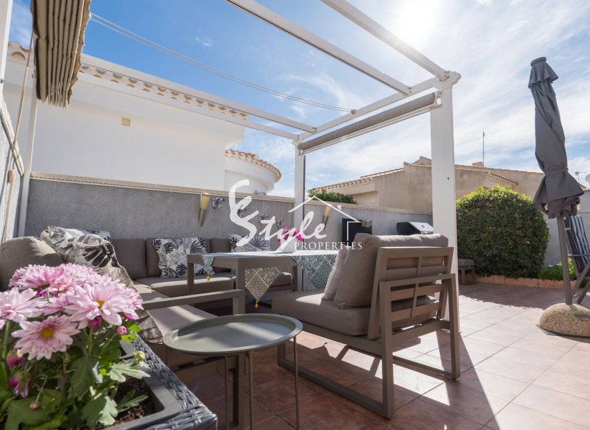 Se vende chalet independiente de una planta con 3 dormitorios en Playa Flamenca, Costa Blanca, España. ID2334