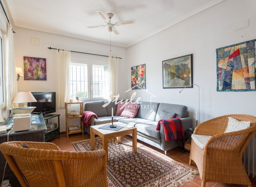 Se vende chalet independiente de una planta con 3 dormitorios en Playa Flamenca, Costa Blanca, España. ID2334