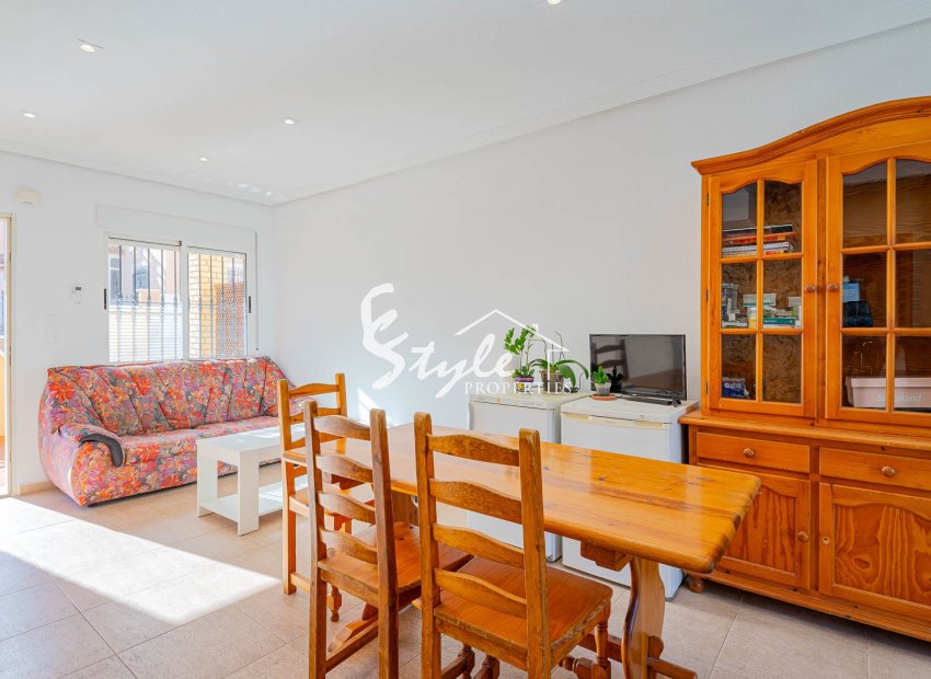 Se vende cómoda casa adosada en urbanización cerrada con piscina en Punta Prima, Los Altos, Costa Blanca. ID2552