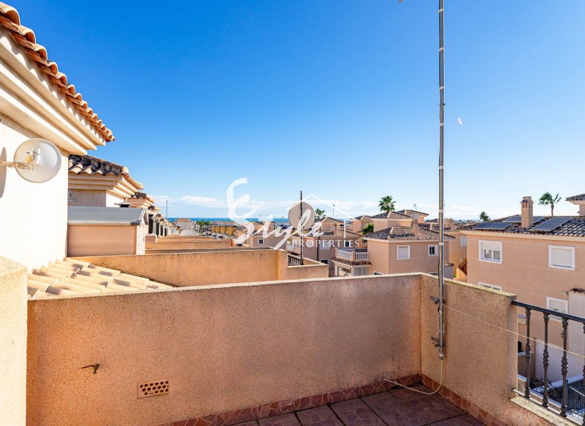 Se vende cómoda casa adosada en urbanización cerrada con piscina en Punta Prima, Los Altos, Costa Blanca. ID2552