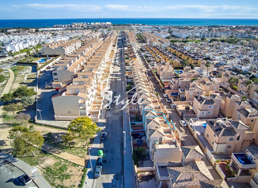 Se vende cómoda casa adosada en urbanización cerrada con piscina en Punta Prima, Los Altos, Costa Blanca. ID2552