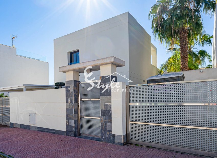 Se vende elegante y confortable villa con piscina privada en una zona tranquila de Ciudad Quesada, Costa Blanca, España. ID2328