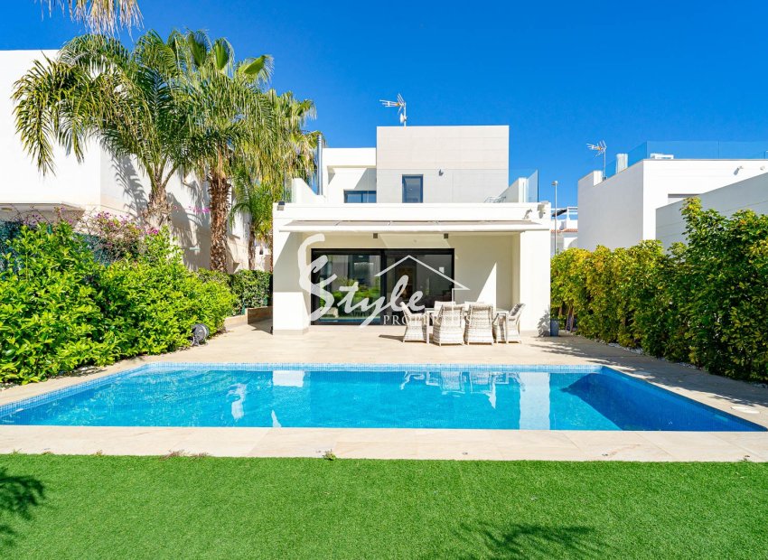 Se vende elegante y confortable villa con piscina privada en una zona tranquila de Ciudad Quesada, Costa Blanca, España. ID2328
