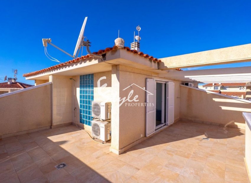 Se vende espacioso adosado en esquina con 3 dormitorios en Zeniamar, Playa Flamenca, Costa Blanca. ID2296