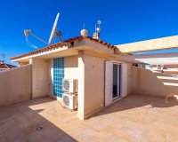 Se vende espacioso adosado en esquina con 3 dormitorios en Zeniamar, Playa Flamenca, Costa Blanca. ID2296