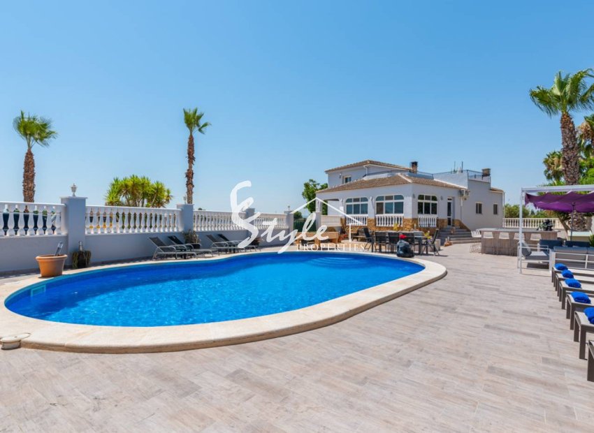Se vende gran casa con piscina en Catral, Costa Blanca, España. ID2138