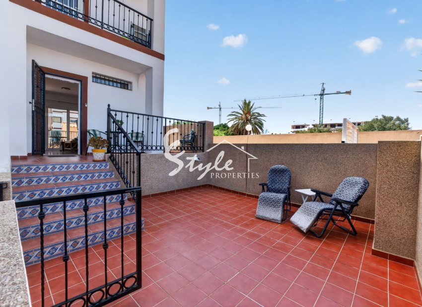 Se vende luminoso apartamento de 2 dormitorios, con parking y 2 amplias terrazas en La Ciñuelica, Punta Prima, Costa Blanca. ID3646