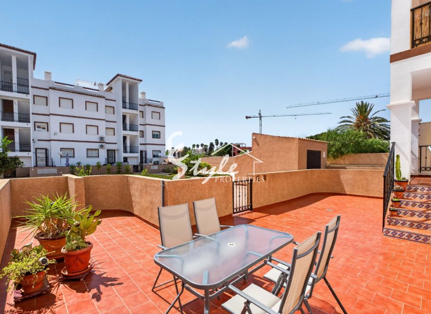 Se vende luminoso apartamento de 2 dormitorios, con parking y 2 amplias terrazas en La Ciñuelica, Punta Prima, Costa Blanca. ID3646