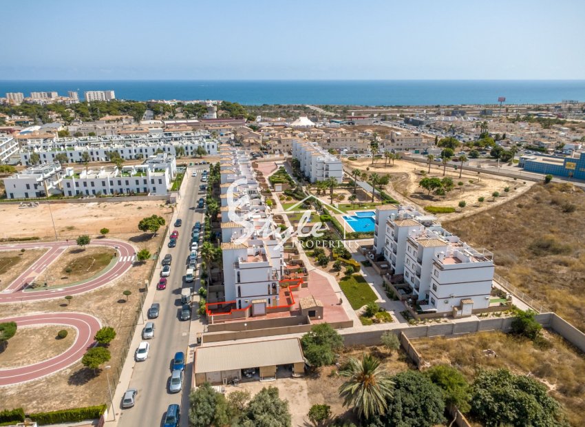Se vende luminoso apartamento de 2 dormitorios, con parking y 2 amplias terrazas en La Ciñuelica, Punta Prima, Costa Blanca. ID3646