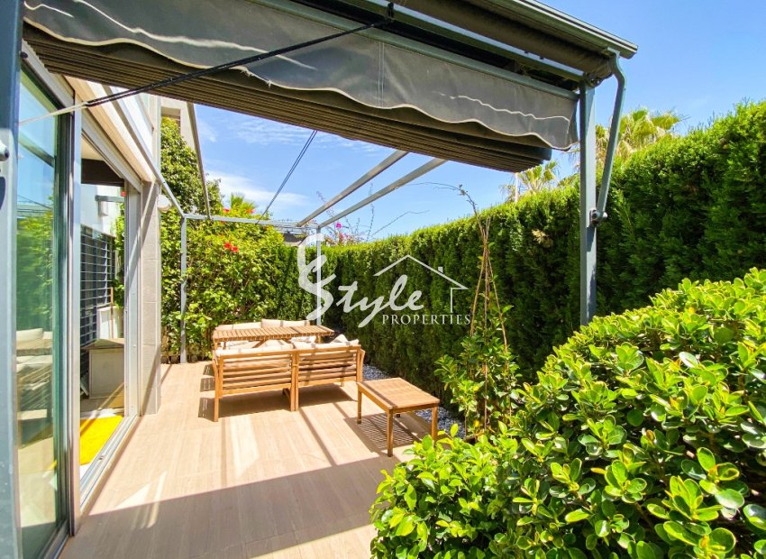 Se vende moderno apartamento de 3 dormitorios en planta baja con jardín en Punta Prima, Orihuela Costa. ID2688