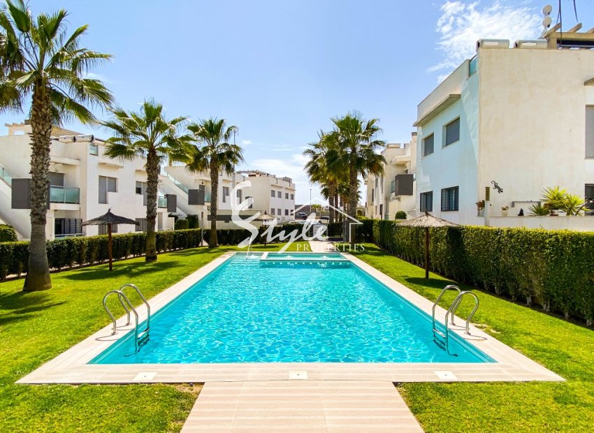 Se vende moderno apartamento de 3 dormitorios en planta baja con jardín en Punta Prima, Orihuela Costa. ID2688