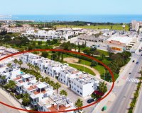 Se vende moderno apartamento de 3 dormitorios en planta baja con jardín en Punta Prima, Orihuela Costa. ID2688