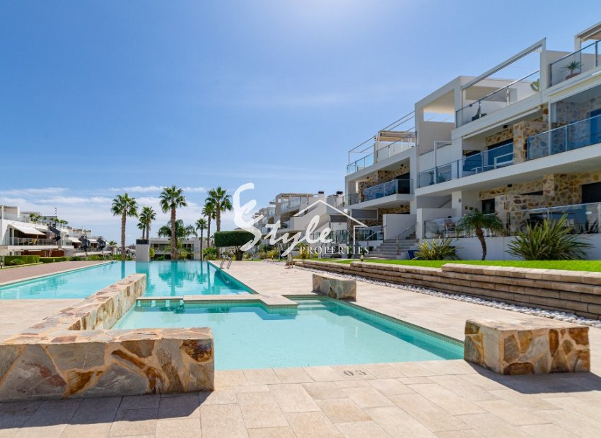 Se vende moderno ático con orientación sur y aparcamiento en La Ceñuela, Punta Prima, Costa Blanca. ID1985