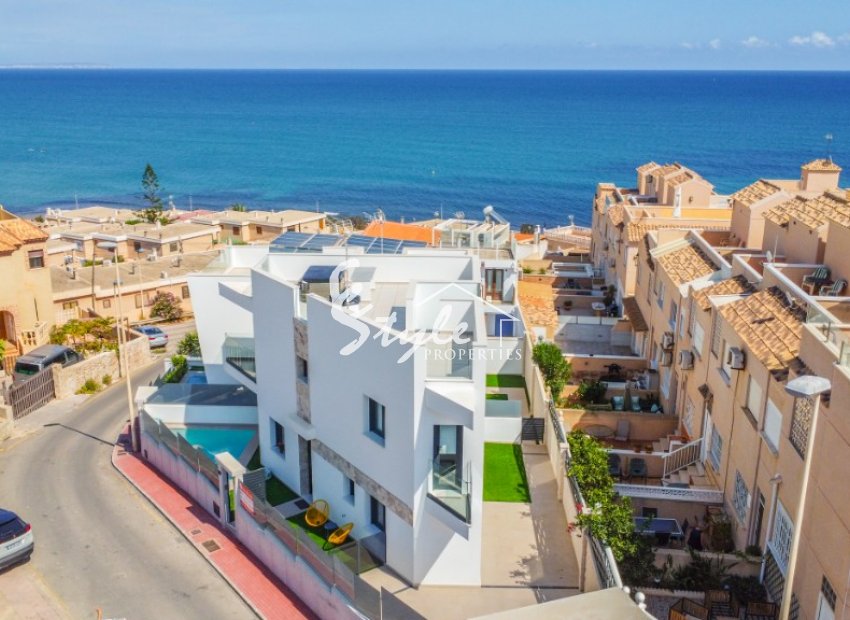 Se vende nueva villa con parcela y piscina privada en La Mata 150m del mar.ON1350 