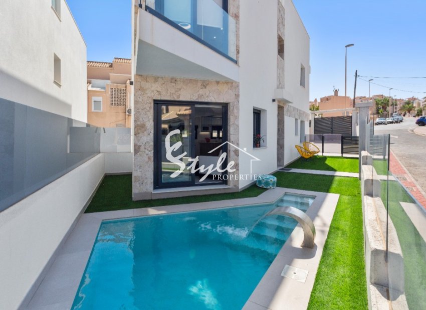 Se vende nueva villa con parcela y piscina privada en La Mata 150m del mar.ON1350 
