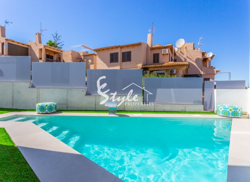 Se vende nueva villa con parcela y piscina privada en La Mata 150m del mar.ON1350 