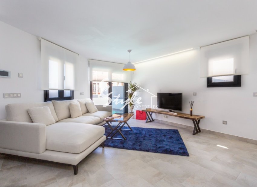 Se vende nueva villa con parcela y piscina privada en La Mata 150m del mar.ON1350 