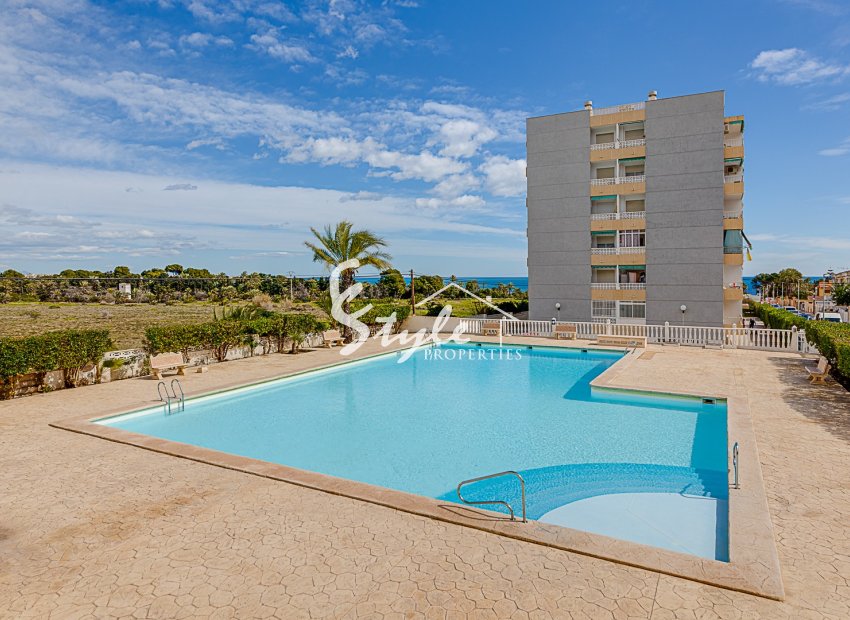 Se vende precioso apartamento de 3 dormitorios con vistas al mar en Punta Prima, Costa Blanca, España. ID2545