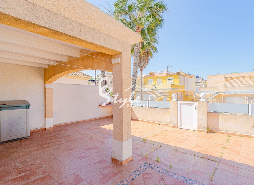 Se vende precioso bungalow con solarium en urbanización cerrada con piscina en Los Altos, Torrevieja, Costa Blanca. ID2425