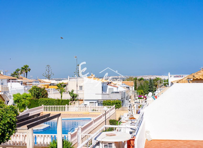 Se vende precioso bungalow con solarium en urbanización cerrada con piscina en Los Altos, Torrevieja, Costa Blanca. ID2425