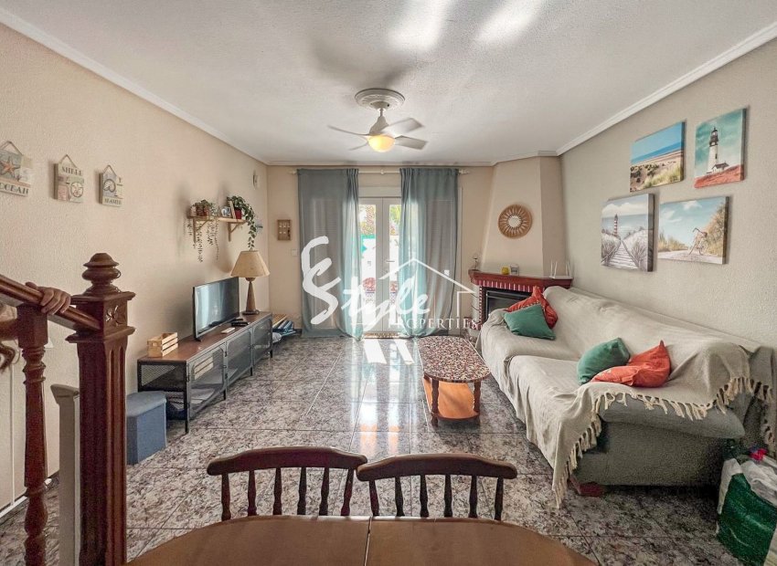 Se vende soleado adosado de 3 dormitorios en Punta Prima, Costa Blanca, España. ID2371