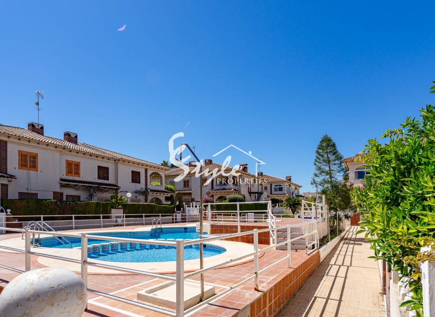 Se vende soleado apartamento en planta baja en Las Barcas, Punta Prima, Costa Blanca. ID3422