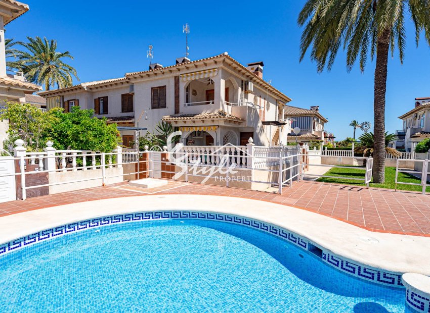 Se vende soleado apartamento en planta baja en Las Barcas, Punta Prima, Costa Blanca. ID3422