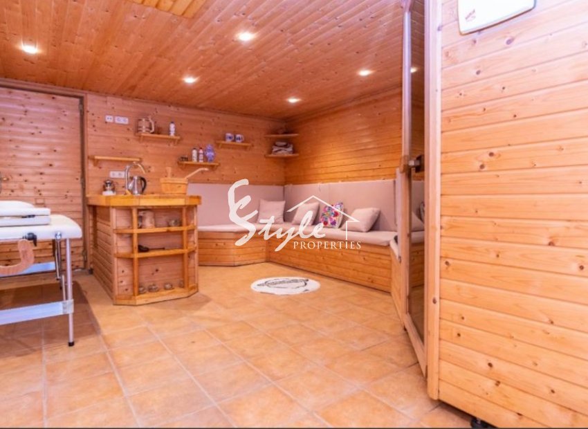 Se vende villa con jardín y piscina en Torrevieja. identificación 1814