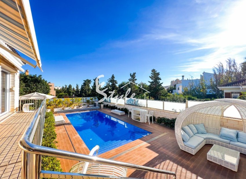 Se vende villa con piscina privada a pocos pasos de la playa en La Mata, Costa Blanca, España. ID1718