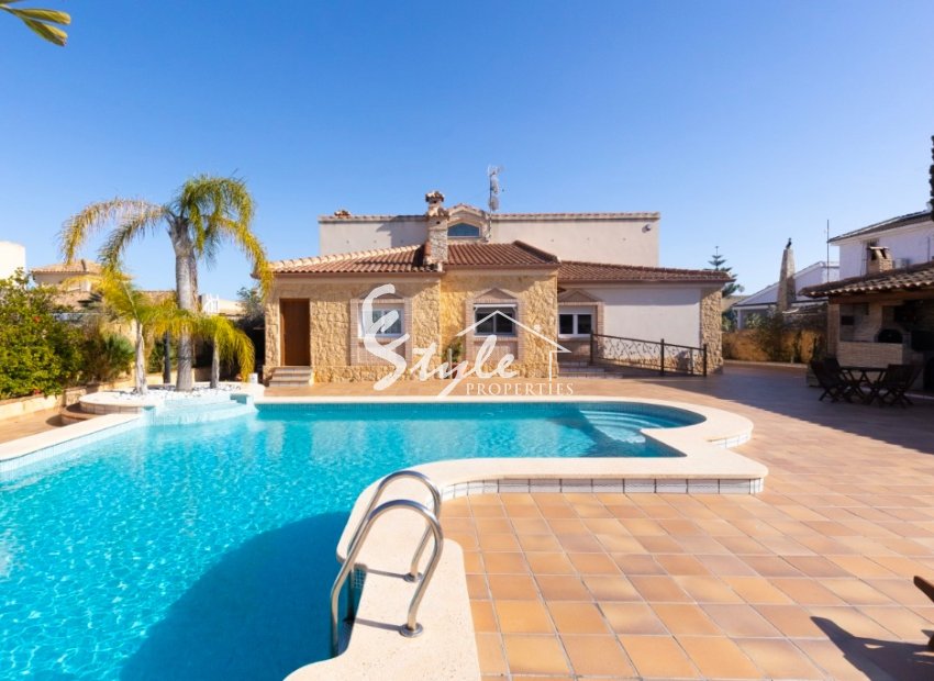 Se vende villa de 5 habitaciones y con garaje grande en Los Altos, Los Balcones, Orihuela Costa, Costa Blanca. ID2689
