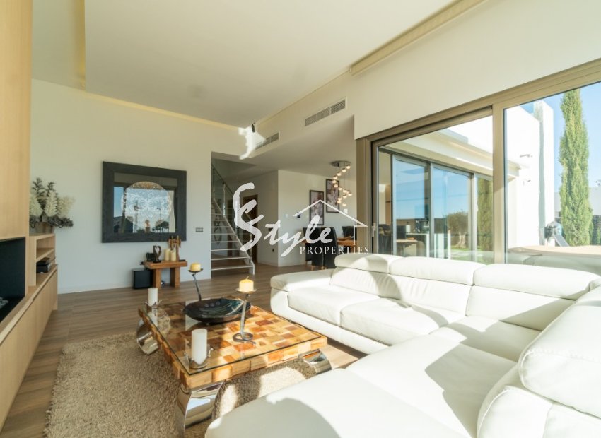 Se vende villa de lujo con jardín y piscina cerca del campo de golf en Colinas Golf & Country Club de Campoamor